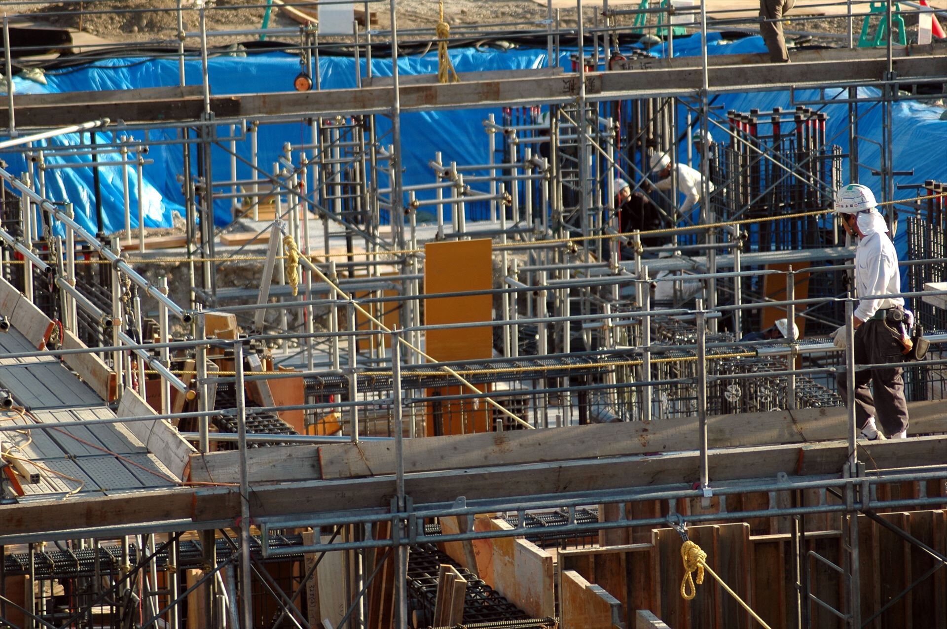 鉄筋が組まれた建設現場