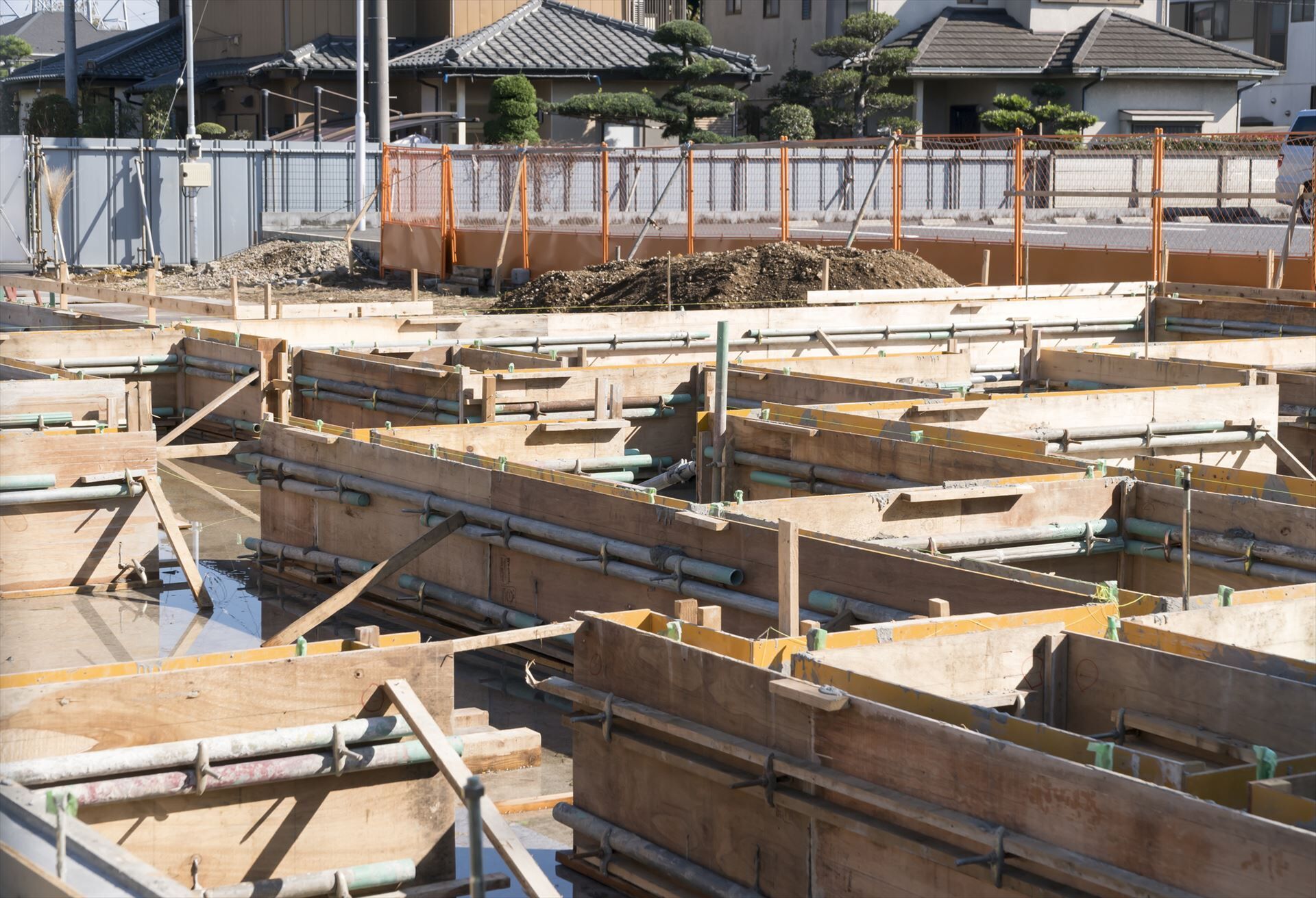 型枠工事が組まれた工事現場