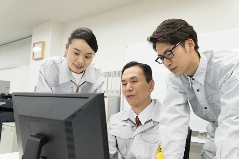 打ち合わせするスタッフたち