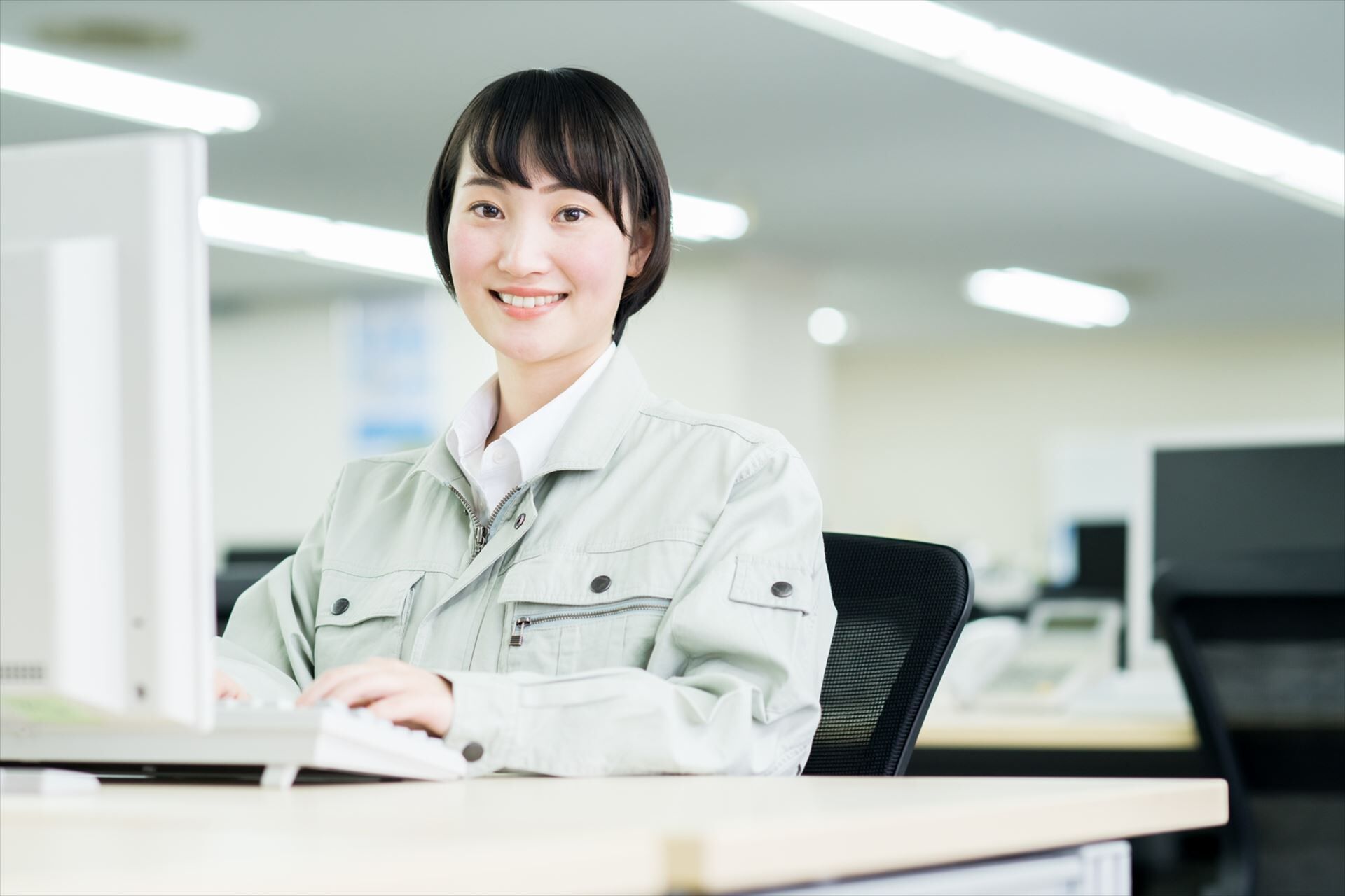 作業着の女性_R